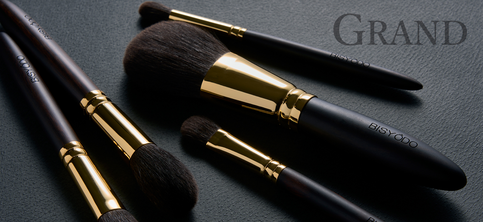 ウエダ美粧堂高級化粧筆GRANDシリーズの灰リスを贅沢に使用した大きめ 