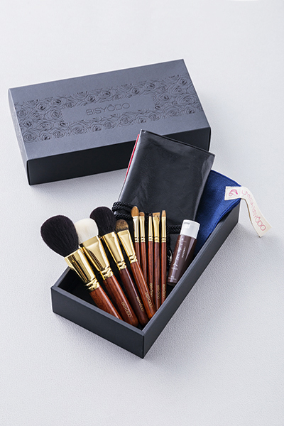 ウエダ美粧堂BISYODO 化粧筆 9本セットのセットです。ギフトに人気な日本製高級化粧筆セットです。